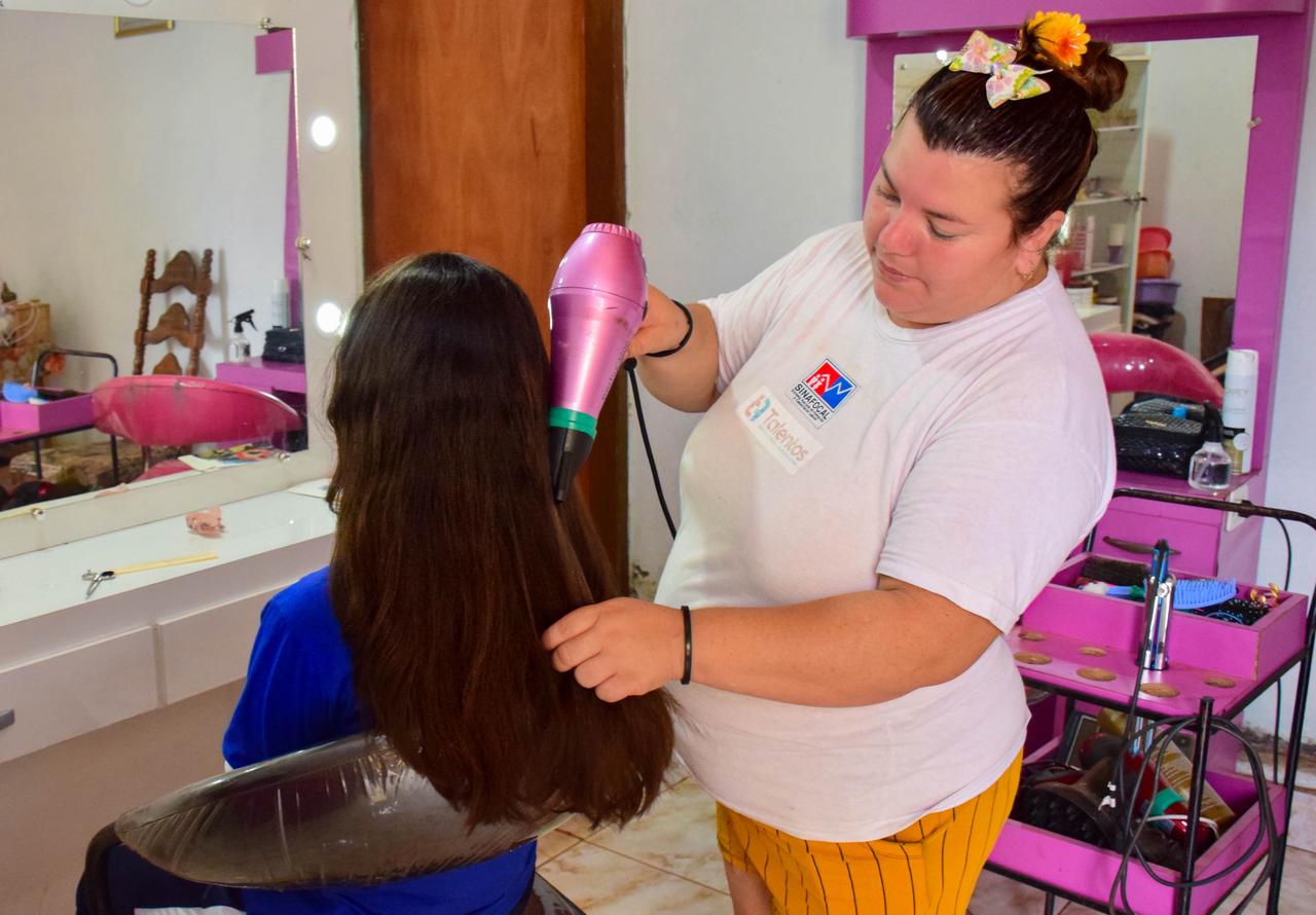 Perla transforma su vida y triunfa como peluquera en Coronel Oviedo con apoyo del SINAFOCAL