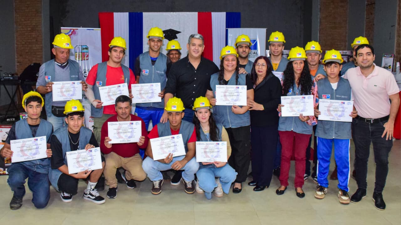 SINAFOCAL entrega 50 certificados de capacitación y kits a mujeres, jóvenes y adultos en Itauguá