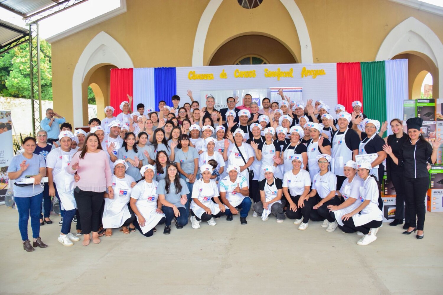 MDS y SINAFOCAL entregan certificados y kits para el trabajo a 77 beneficiarios en Areguá