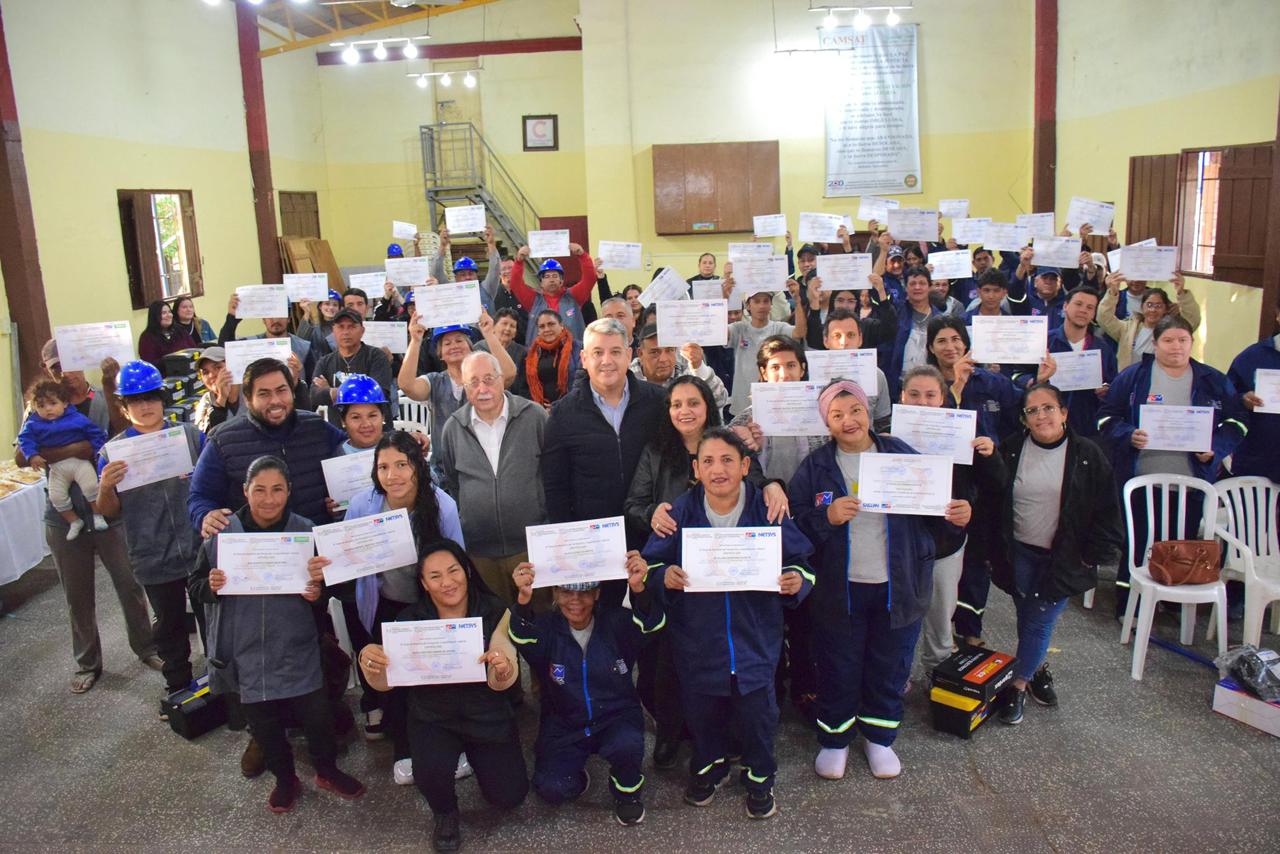 SINAFOCAL celebra del Día de las Madres con entrega de certificados y herramientas de trabajo a familias del Bañado, Tacumbú
