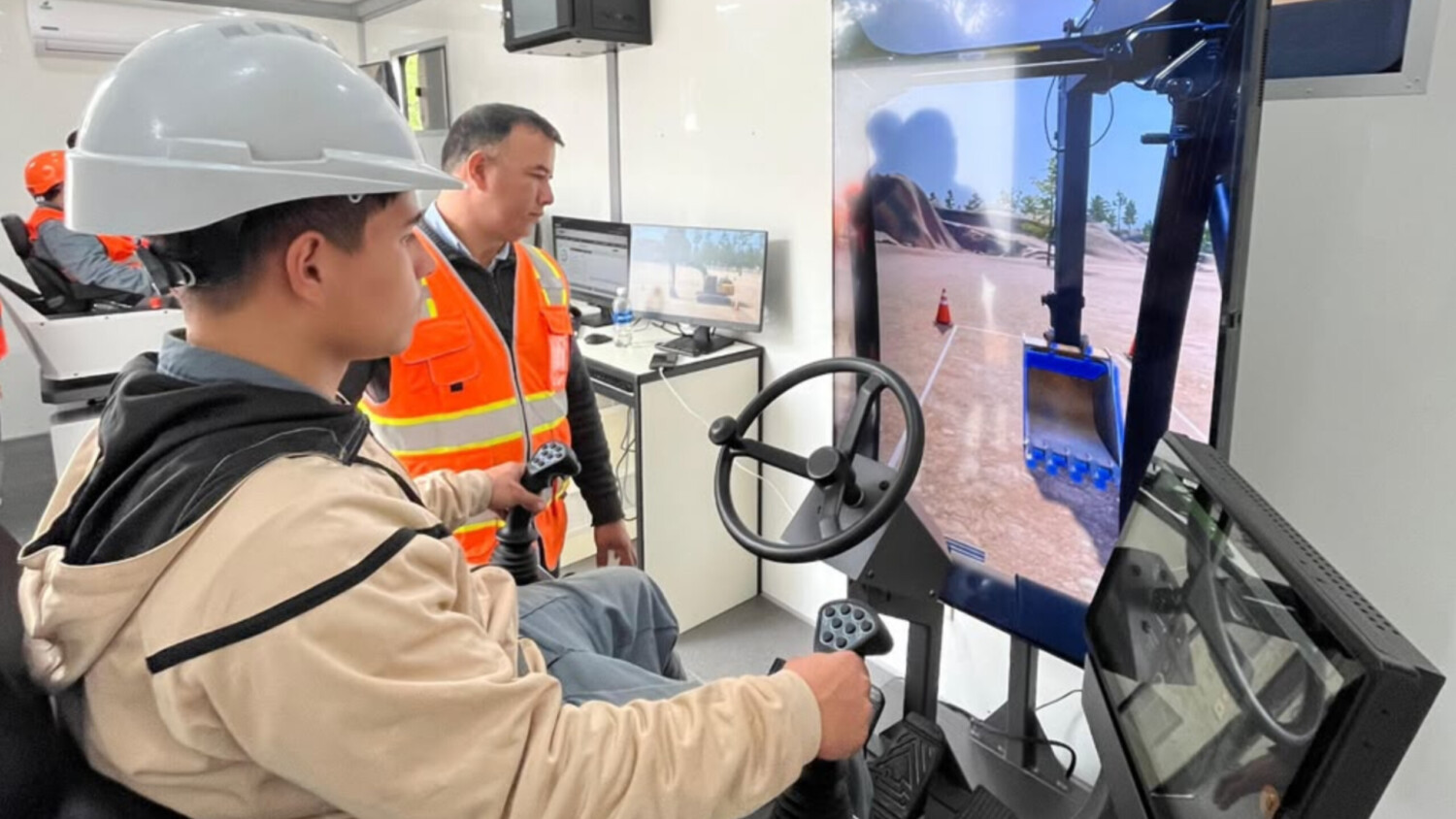 SINAFOCAL innova con simuladores de alta tecnología para certificar a conductores empíricos de maquinaria pesada