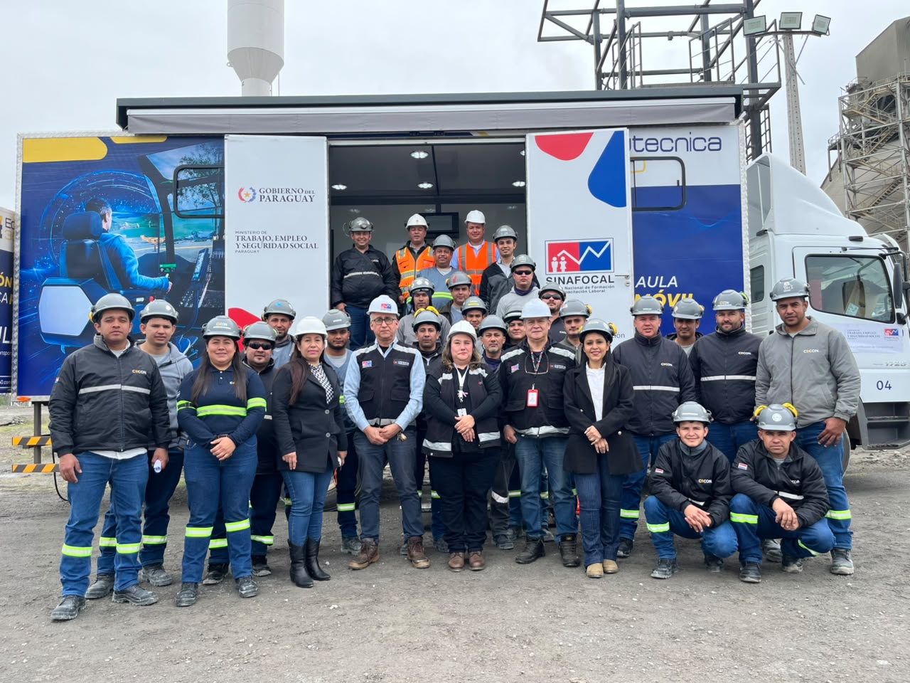 Más de 40 conductores empíricos de empresa cementera fortalecen sus competencias con simuladores del SINAFOCAL