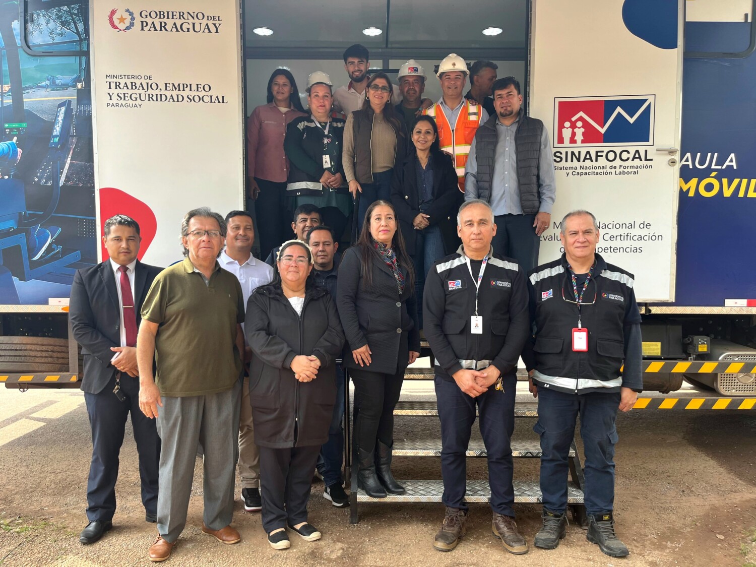 Mujeres de Concepción rompen moldes en el manejo de maquinarias pesadas con simuladores del SINAFOCAL