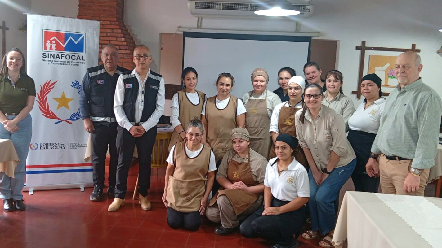 SINAFOCAL certifica las competencias laborales de 54 trabajadores del sector turístico en Itapúa